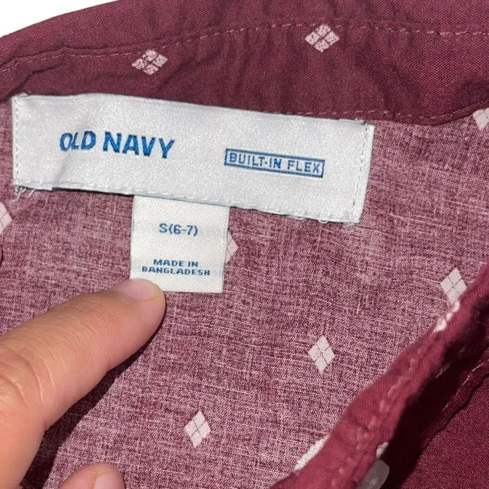 4/$25 Old Navy Flex Burgundy Diamond Button Down - Size‎ S (6-7)